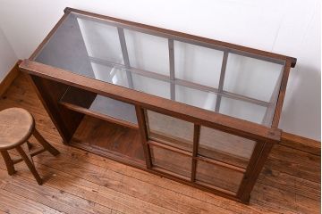 アンティーク家具　古民具・骨董 格子引き戸の味のある三面ガラスケース(ショーケース)