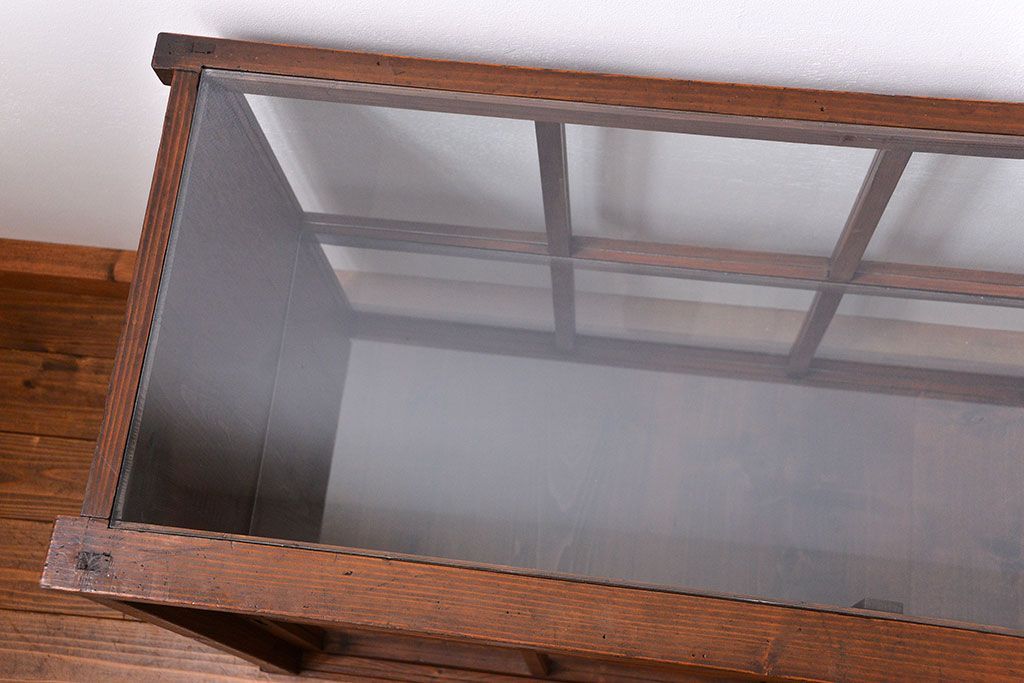 アンティーク家具　古民具・骨董 格子引き戸の味のある三面ガラスケース(ショーケース)