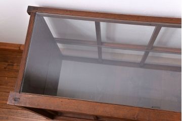 アンティーク家具　古民具・骨董 格子引き戸の味のある三面ガラスケース(ショーケース)
