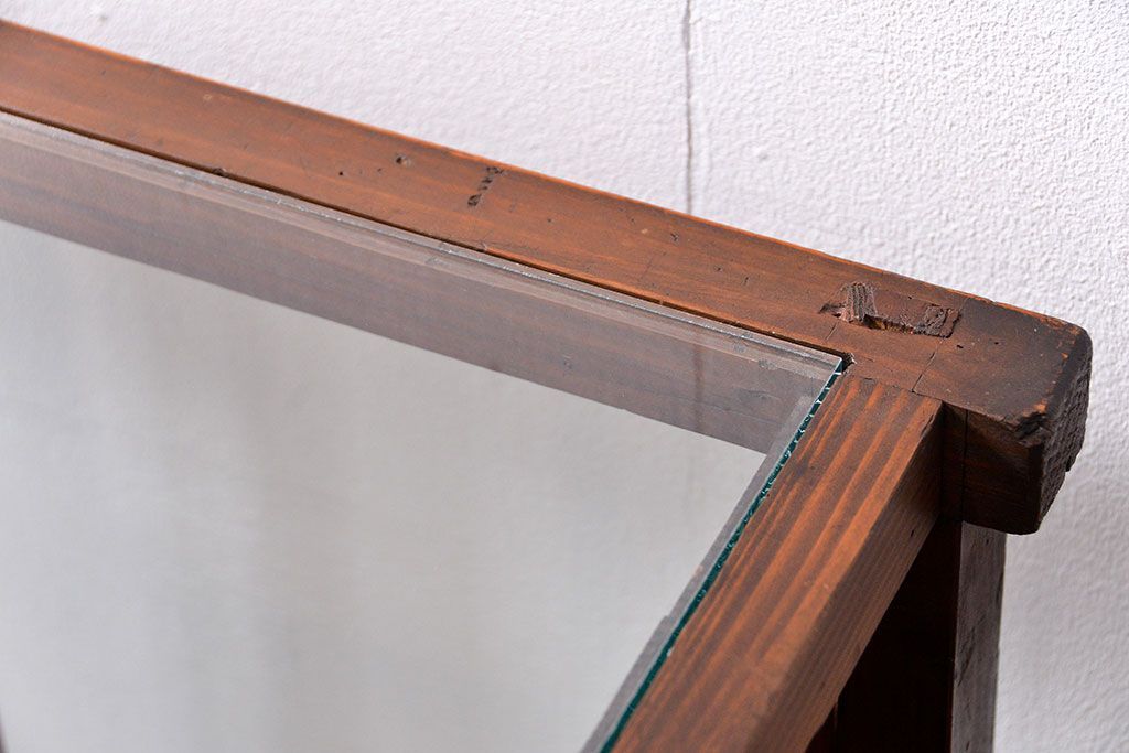 アンティーク家具　古民具・骨董 格子引き戸の味のある三面ガラスケース(ショーケース)