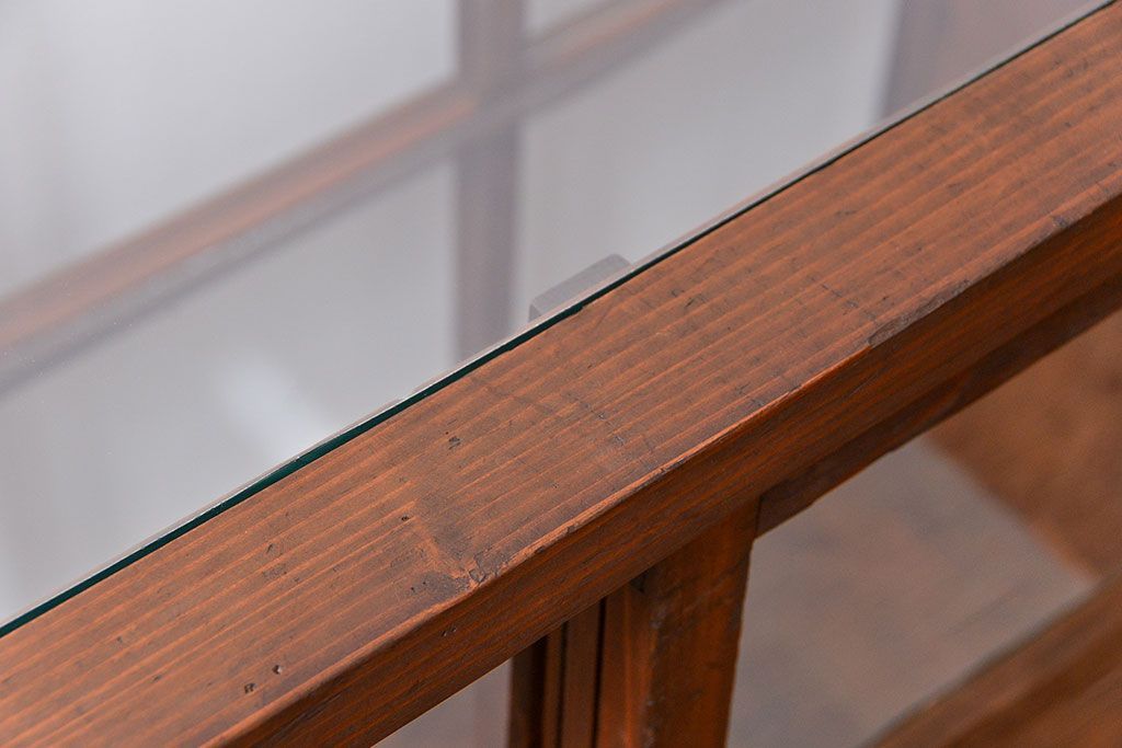 アンティーク家具　古民具・骨董 格子引き戸の味のある三面ガラスケース(ショーケース)