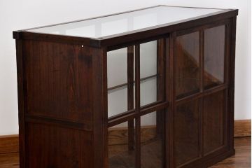 アンティーク家具　古民具・骨董 格子引き戸の味のある三面ガラスケース(ショーケース)