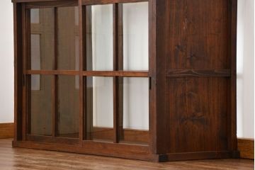 アンティーク家具　古民具・骨董 格子引き戸の味のある三面ガラスケース(ショーケース)