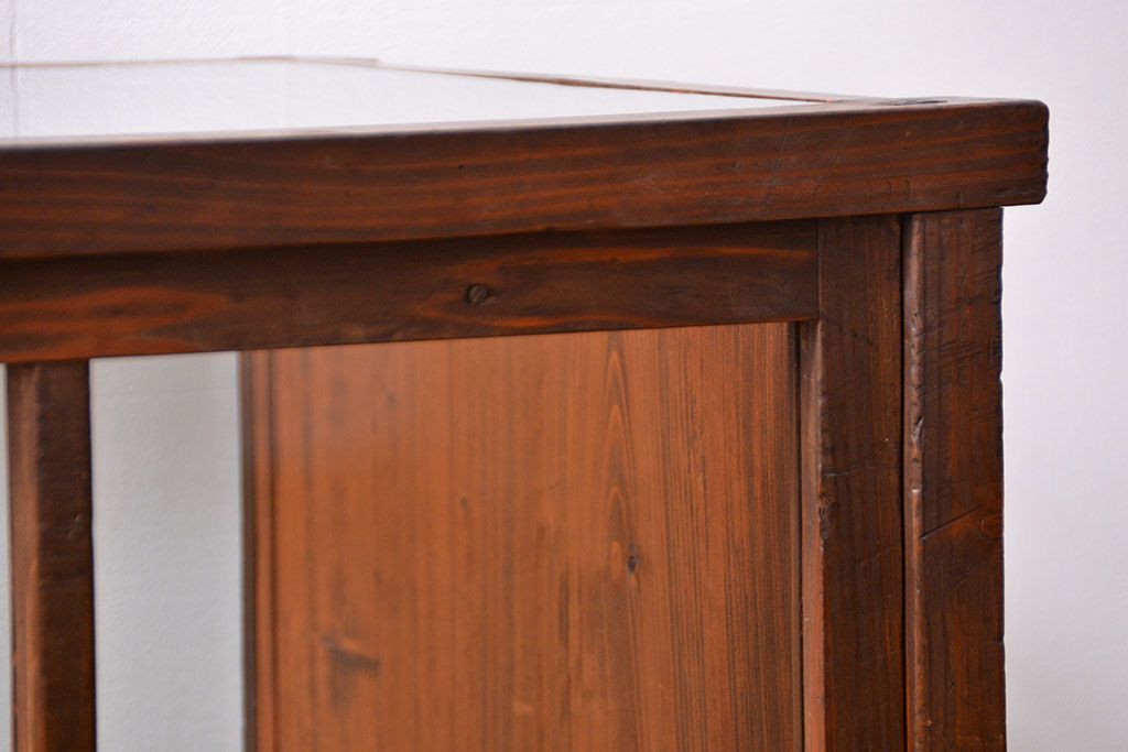 アンティーク家具　古民具・骨董 格子引き戸の味のある三面ガラスケース(ショーケース)