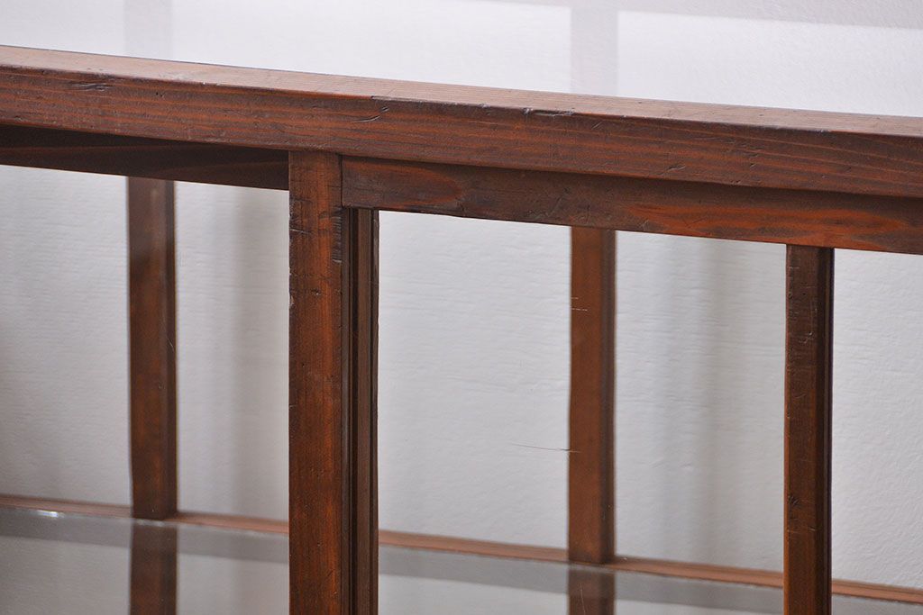 アンティーク家具　古民具・骨董 格子引き戸の味のある三面ガラスケース(ショーケース)
