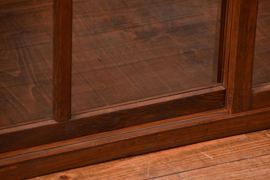 アンティーク家具　古民具・骨董 格子引き戸の味のある三面ガラスケース(ショーケース)