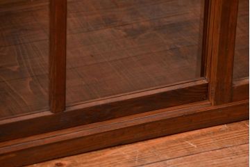 アンティーク家具　古民具・骨董 格子引き戸の味のある三面ガラスケース(ショーケース)