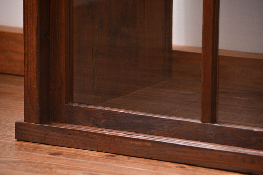 アンティーク家具　古民具・骨董 格子引き戸の味のある三面ガラスケース(ショーケース)