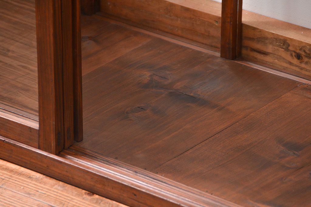 アンティーク家具　古民具・骨董 格子引き戸の味のある三面ガラスケース(ショーケース)