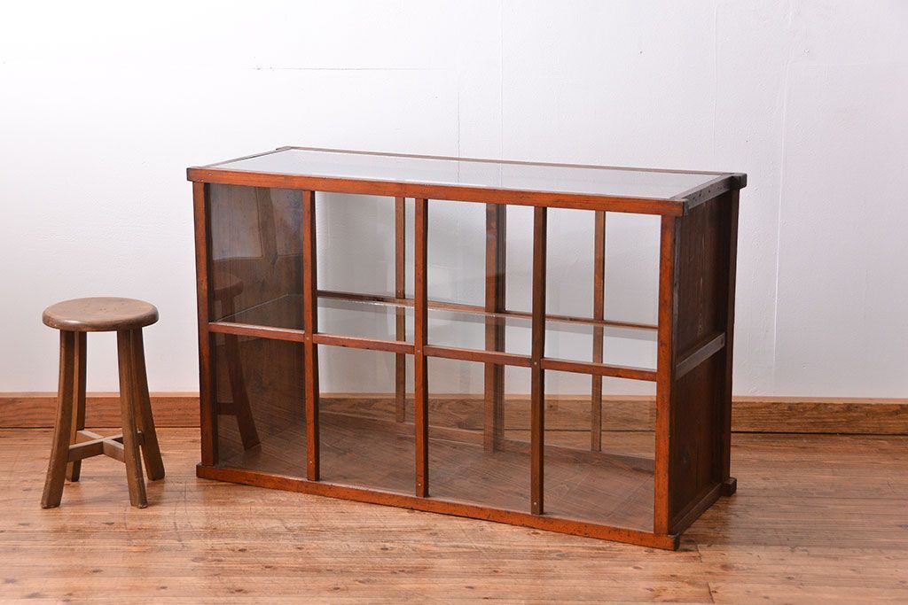 アンティーク家具　古民具・骨董 格子引き戸の味のある三面ガラスケース(ショーケース)