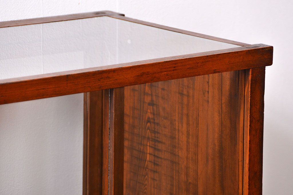 アンティーク家具　古民具・骨董 格子引き戸の味のある三面ガラスケース(ショーケース)