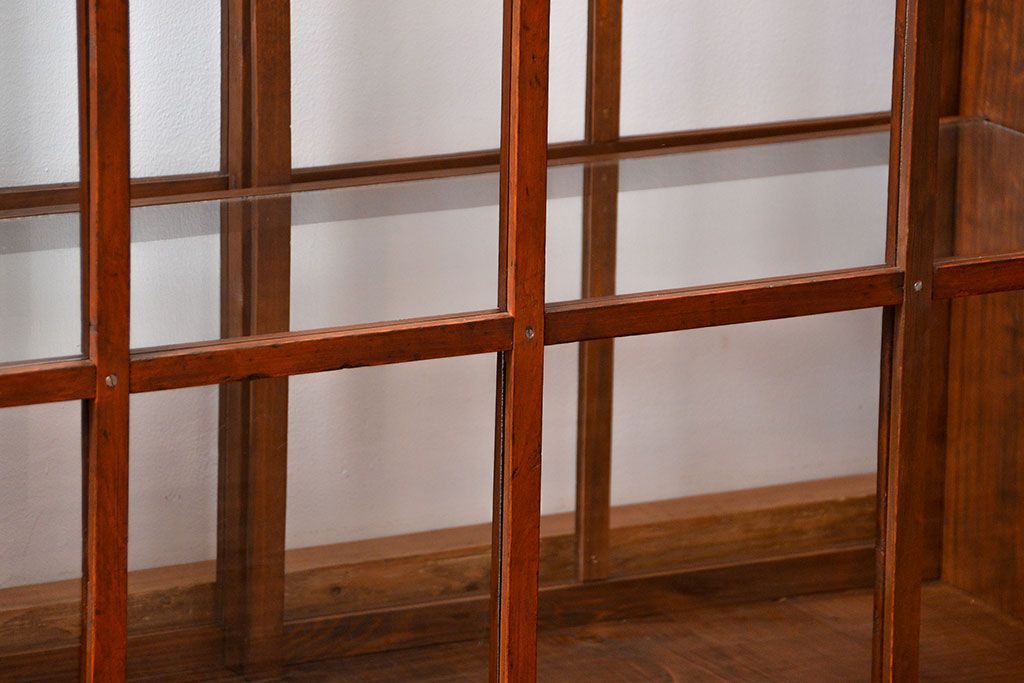 アンティーク家具　古民具・骨董 格子引き戸の味のある三面ガラスケース(ショーケース)
