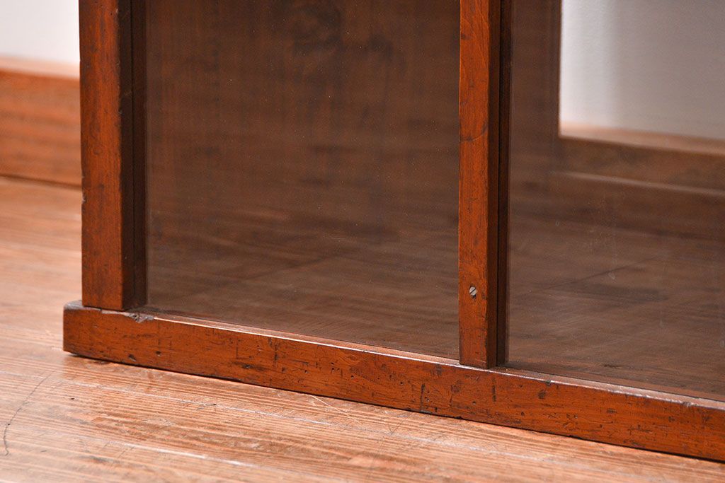 アンティーク家具　古民具・骨董 格子引き戸の味のある三面ガラスケース(ショーケース)