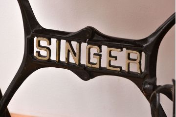 アンティーク 古いシンガーミシンのリメイクテーブル
