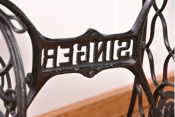 アンティーク 古いシンガーミシンのリメイクテーブル