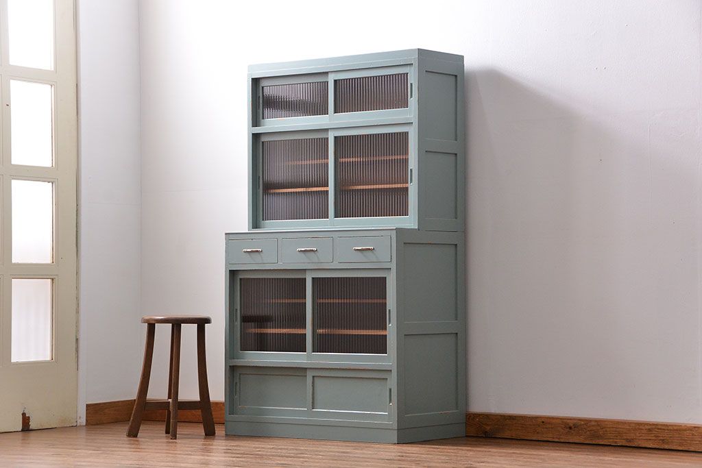 レトロ家具　昭和レトロ アンティークペイント　モールガラス食器棚(収納棚、カップボード)