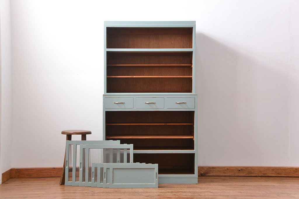 レトロ家具　昭和レトロ アンティークペイント　モールガラス食器棚(収納棚、カップボード)