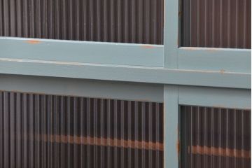 レトロ家具　昭和レトロ アンティークペイント　モールガラス食器棚(収納棚、カップボード)