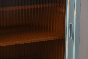 レトロ家具　昭和レトロ アンティークペイント　モールガラス食器棚(収納棚、カップボード)