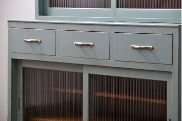 レトロ家具　昭和レトロ アンティークペイント　モールガラス食器棚(収納棚、カップボード)