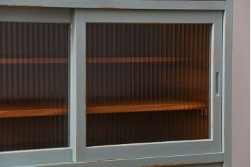 レトロ家具　昭和レトロ アンティークペイント　モールガラス食器棚(収納棚、カップボード)