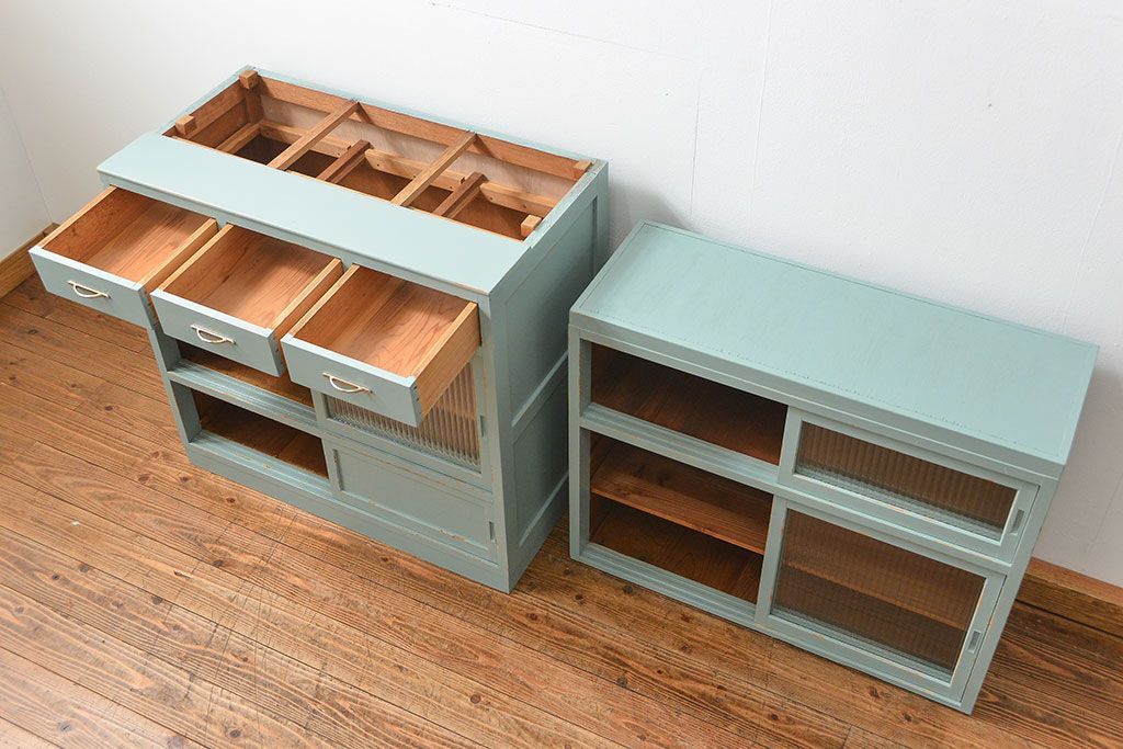 レトロ家具　昭和レトロ アンティークペイント　モールガラス食器棚(収納棚、カップボード)