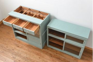 レトロ家具　昭和レトロ アンティークペイント　モールガラス食器棚(収納棚、カップボード)