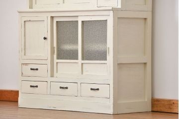 アンティーク家具　アンティークペイント　ダイヤガラスのかわいい二段重ね食器棚(収納棚)