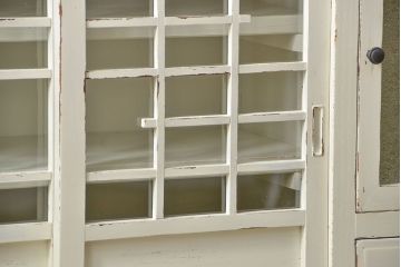 アンティーク家具　アンティークペイント　ダイヤガラスのかわいい二段重ね食器棚(収納棚)