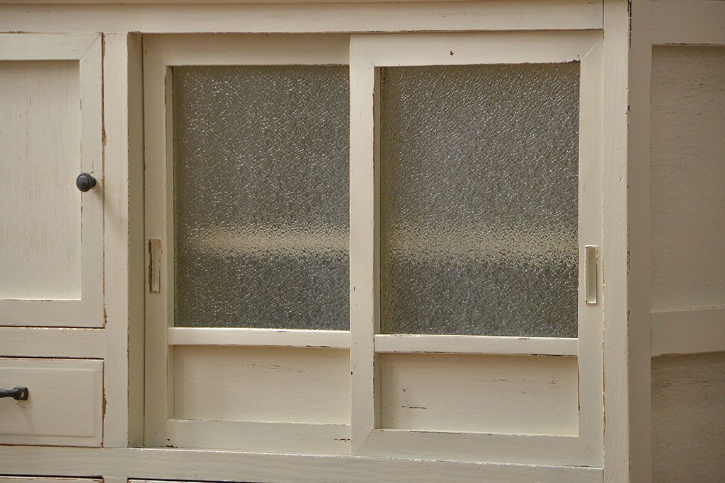 アンティーク家具　アンティークペイント　ダイヤガラスのかわいい二段重ね食器棚(収納棚)