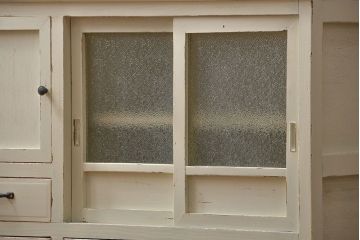 アンティーク家具　アンティークペイント　ダイヤガラスのかわいい二段重ね食器棚(収納棚)