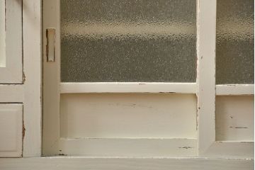 アンティーク家具　アンティークペイント　ダイヤガラスのかわいい二段重ね食器棚(収納棚)