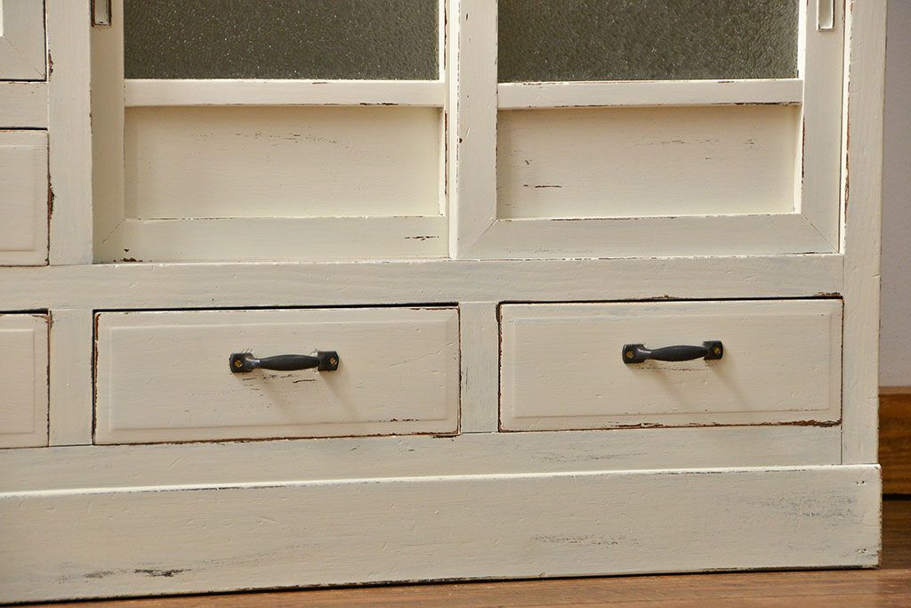 アンティーク家具　アンティークペイント　ダイヤガラスのかわいい二段重ね食器棚(収納棚)