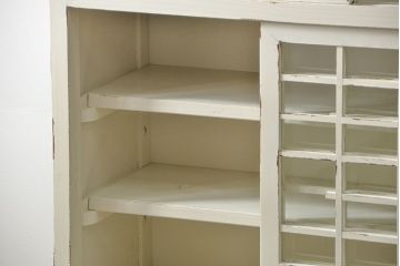 アンティーク家具　アンティークペイント　ダイヤガラスのかわいい二段重ね食器棚(収納棚)