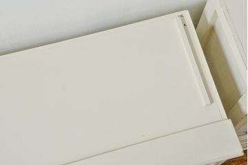 アンティーク家具　アンティークペイント　ダイヤガラスのかわいい二段重ね食器棚(収納棚)