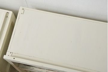 アンティーク家具　アンティークペイント　ダイヤガラスのかわいい二段重ね食器棚(収納棚)