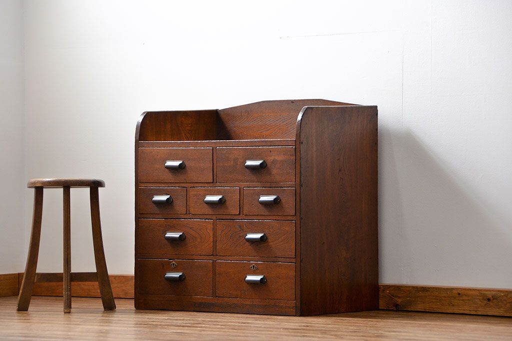 アンティーク家具　アンティーク 古い栓材の重厚なローチェスト(引き出し、ドロワー)