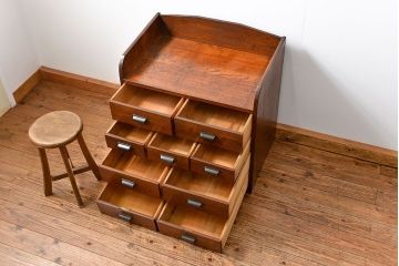 アンティーク家具　アンティーク 古い栓材の重厚なローチェスト(引き出し、ドロワー)