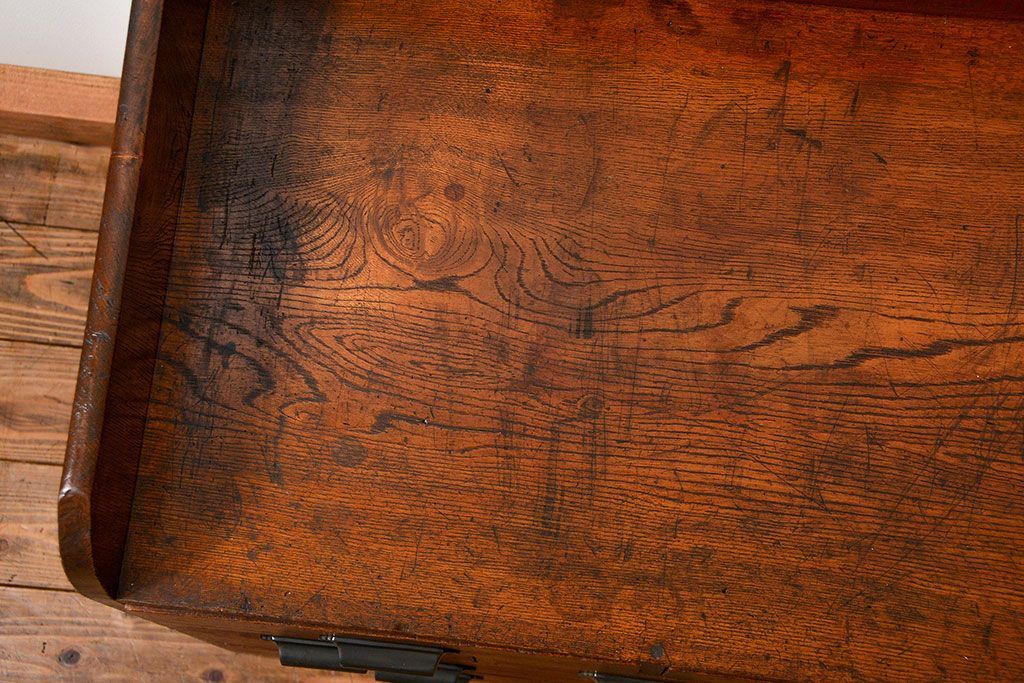 アンティーク家具　アンティーク 古い栓材の重厚なローチェスト(引き出し、ドロワー)