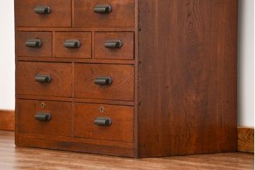 アンティーク家具　アンティーク 古い栓材の重厚なローチェスト(引き出し、ドロワー)