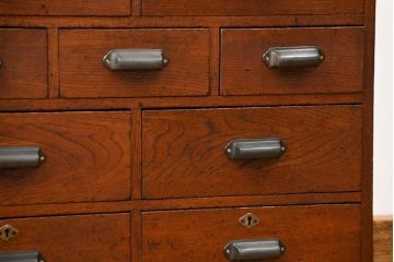 アンティーク家具　アンティーク 古い栓材の重厚なローチェスト(引き出し、ドロワー)