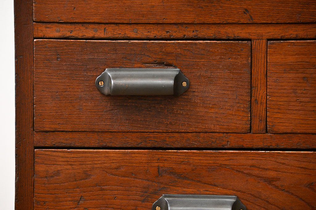 アンティーク家具　アンティーク 古い栓材の重厚なローチェスト(引き出し、ドロワー)