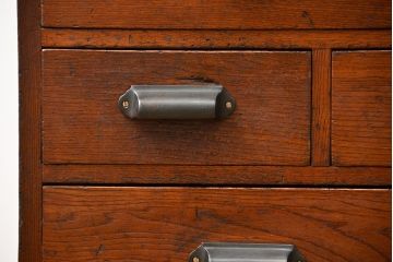 アンティーク家具　アンティーク 古い栓材の重厚なローチェスト(引き出し、ドロワー)