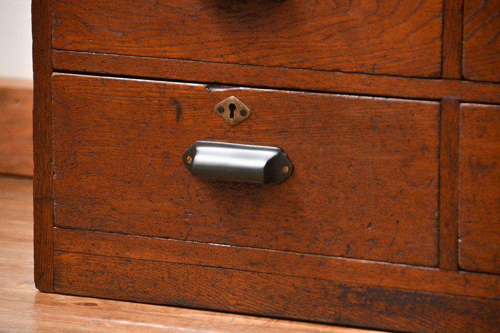 アンティーク家具　アンティーク 古い栓材の重厚なローチェスト(引き出し、ドロワー)