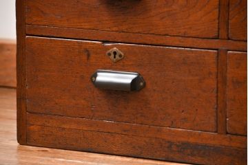 アンティーク家具　アンティーク 古い栓材の重厚なローチェスト(引き出し、ドロワー)