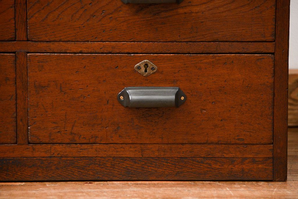 アンティーク家具　アンティーク 古い栓材の重厚なローチェスト(引き出し、ドロワー)