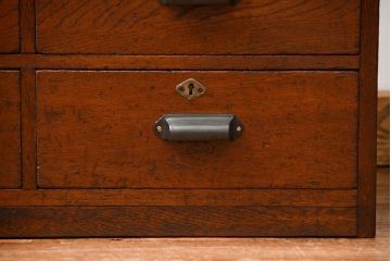 アンティーク家具　アンティーク 古い栓材の重厚なローチェスト(引き出し、ドロワー)