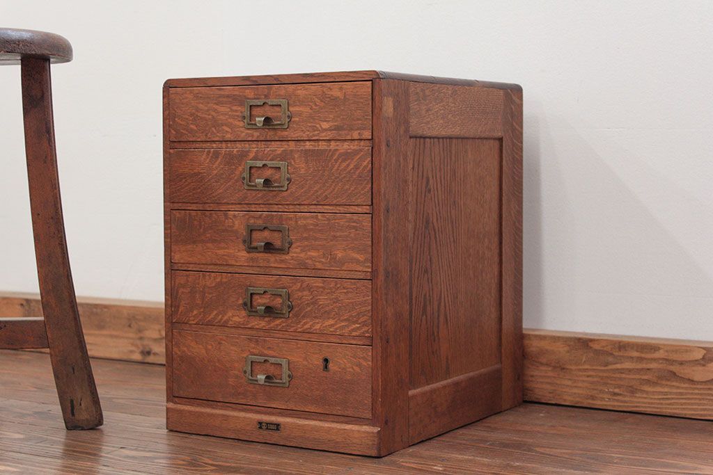 アンティーク家具　アンティーク ネームプレート取っ手のナラ材 五段小引き出し