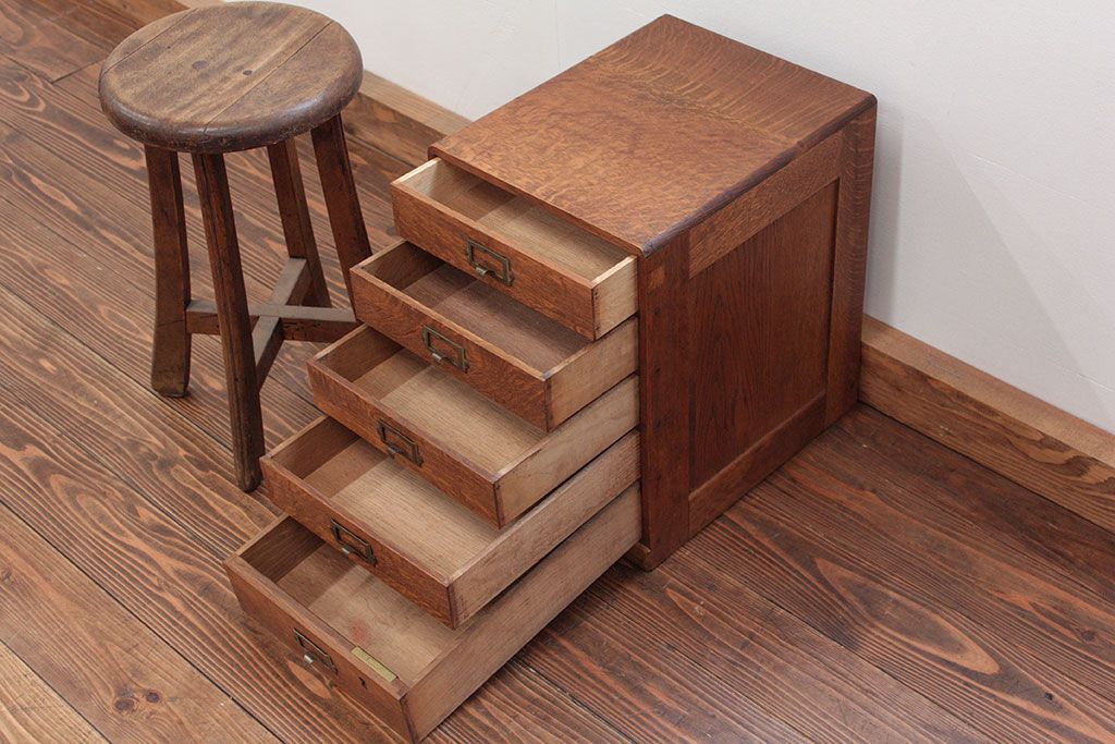 アンティーク家具　アンティーク ネームプレート取っ手のナラ材 五段小引き出し