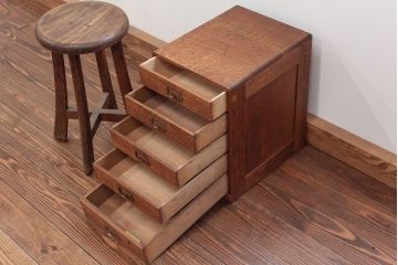 アンティーク家具　アンティーク ネームプレート取っ手のナラ材 五段小引き出し